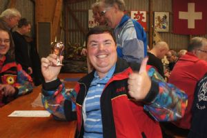Unser Sieger mit seinem Pokal....<br /><br />© Peter Zumstein